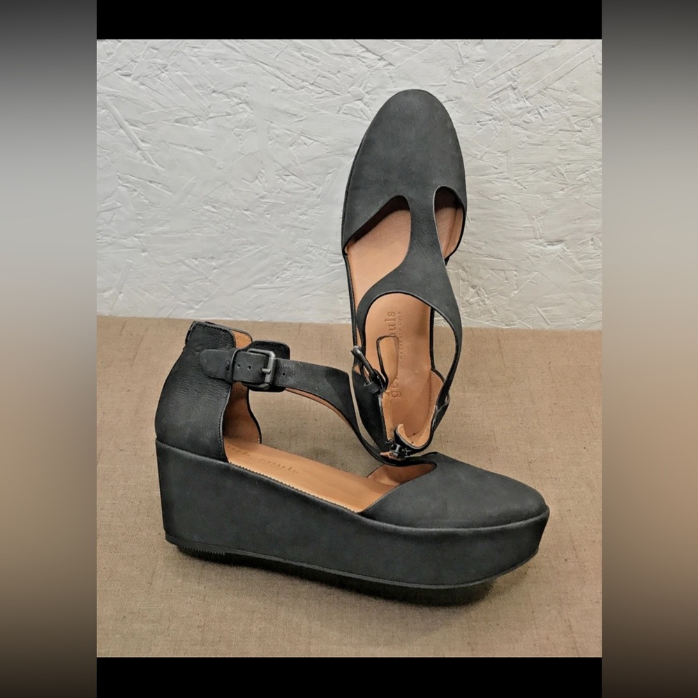 Gentle Souls Kenneth Cole Nydia Women's Platform Wedge T-Strap Black Leather 9M